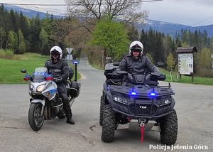 Policjanci w patrolu na motocyklu i quadzie