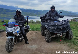 Policjant na motocyklu i quadzie we wspólnym patrolu