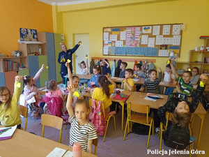 O bezpieczeństwie między innymi w ruchu drogowym rozmawiała policjantka z dziećmi z Ukrainy