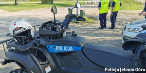 policyjny motocykl i policjanci w trakcie dziłań