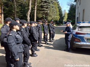 Policjantka rozmawia z licealistami z klasy policyjnej  o naborze