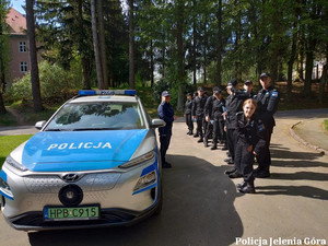 policjantka i klasa o profilu policyjnym