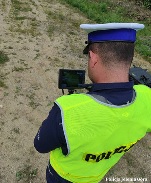 Policjant z dronem