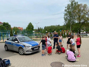 Policjant, radiowóz i dzieci