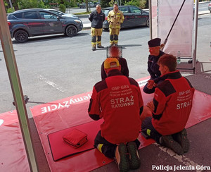 strażacy i policjanta, kierowca podczas pokazu udzielania pierwszej pomocy