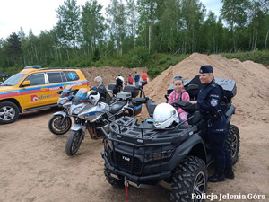 Policjantka, dzieci na quadzie