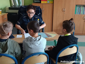 Dzieci na stacji z policjantką