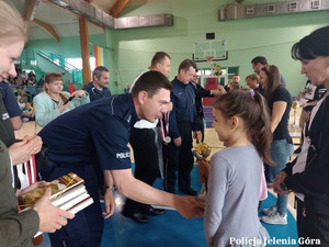 Kom.Leszek Momot wręcza nagrodę zwycięskiej drużynie