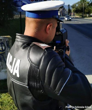 Policjant jeleniogórskiej drogówki w trakcie pracy z radarem