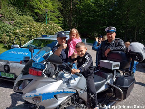 Policjanci, dzieci na motocyklu