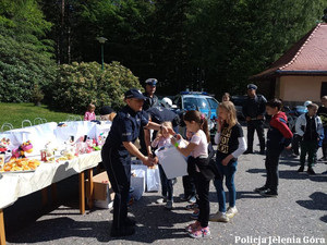 Policjanci wręczają prezenty dzieciom