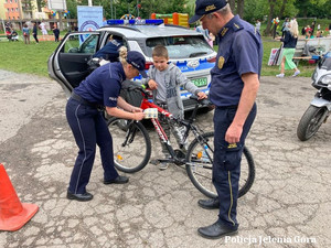 Wiedza poprzez zabawę z udziałem jeleniogórskich policjantów