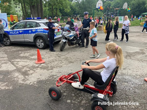 policjanci na festynie