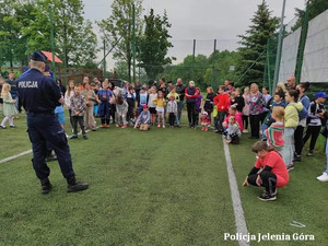 policjant szkoli uczestników festynu