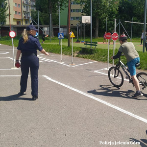 Karta rowerowa pod okiem jeleniogórskiej policjantki