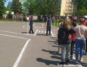 policjantka ze strażnikiem miejskim podczas egzamnu