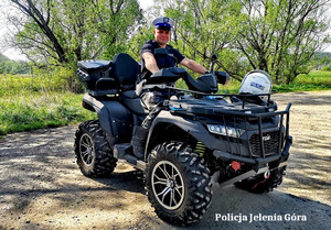 dzieci z wycieczką w policyjnym komisariacie