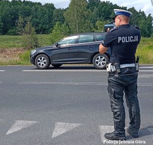 Policjant ruchu drogowego w trakcie pracy z radarem