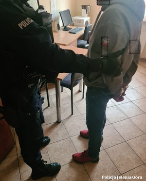 Mężczyzna zatrzymany przez policjanta