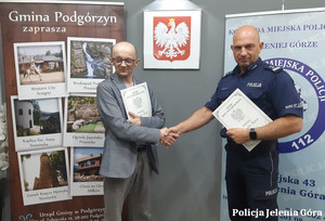 I Zastępca Komendanta Wojewódzkiego Policji we Wrocławiu - mł. insp. Robert Frąckowiak wraz z wójtem gminy Podgórzyn Mirosławem Kalatą po podpisaniu aktu