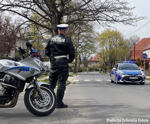 Policjant z patrolu motocyklowego w trackie zabezpieczania imprezy