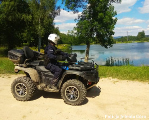 Policjant na quadzie w trakcie kontroli kąpieliska