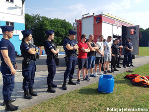 Policjanci słuchają w jaki sposób korzystać ze specjalistycznego sprzętu