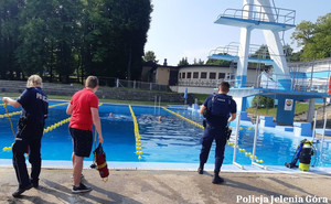 Policjanci ćwiczą rzucanie osobie tonącej rzutek ratowniczych