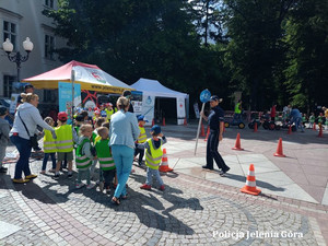 policja z dziećmi na festynie