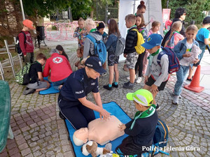 policja z dziećmi na festynie