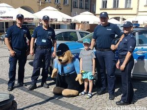 Policjanci na Placu Ratuszowym na festynie, kom Lew