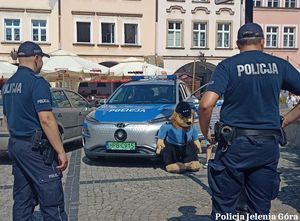 Policjanci, radiowóz