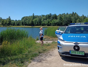 Policjantka w trakcie kontroli kąpieliska