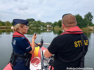 policjantka i strażak  trakcie kontroli