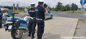 Policjanci w trakcie kontroli prędkości