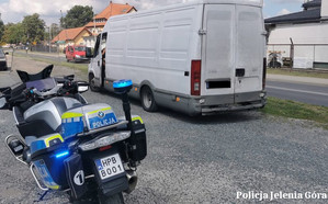 Pojazd Iveco i policyjny motoykl