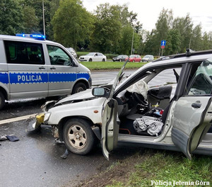 Niebezpieczna jazda ulicami Jeleniej Góry zakończona kolizją i próbą ucieczki pieszo