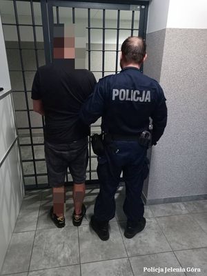 Policjant z zatrzymanym