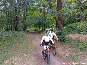 Policjanci  w patrolu rowerowym w parku