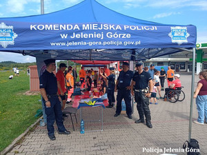 policjanci znakują rowery