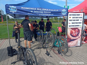 policjanci znakują rowery