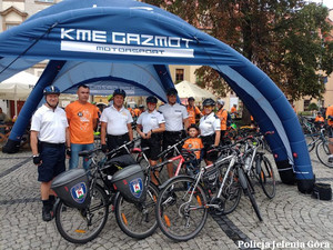 policjanci i strażnicy na paradzie rowerów