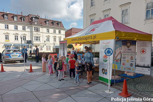 Policjanci, strażnicy miejscy i dzieci