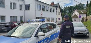 policjant pod szkołą, radiowóz