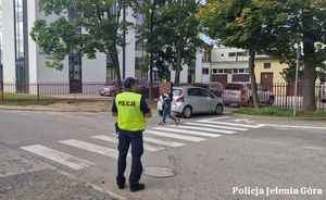 policjant przy przejściu dla pieszych