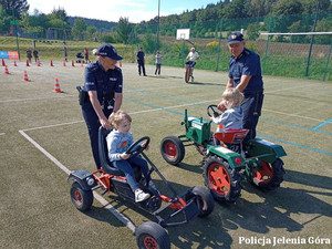 policjantka i strażnik miejski podczas festynu