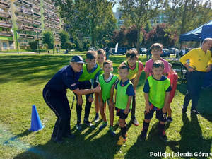 Policjantka z dziećmi