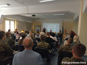 Policjantka w trakcie panelu o narkotykach