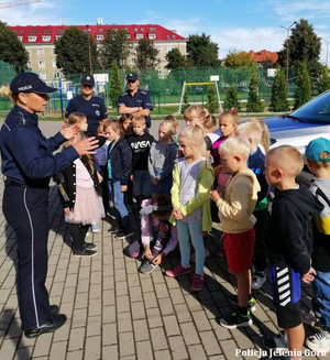 Policjantki rozmawiają z dziećmi o bezpieczeństwie