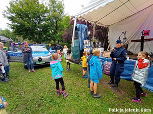 policjanci na festynie